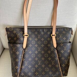 Authentic Louis Vuitton Totally MM Monogram purse.